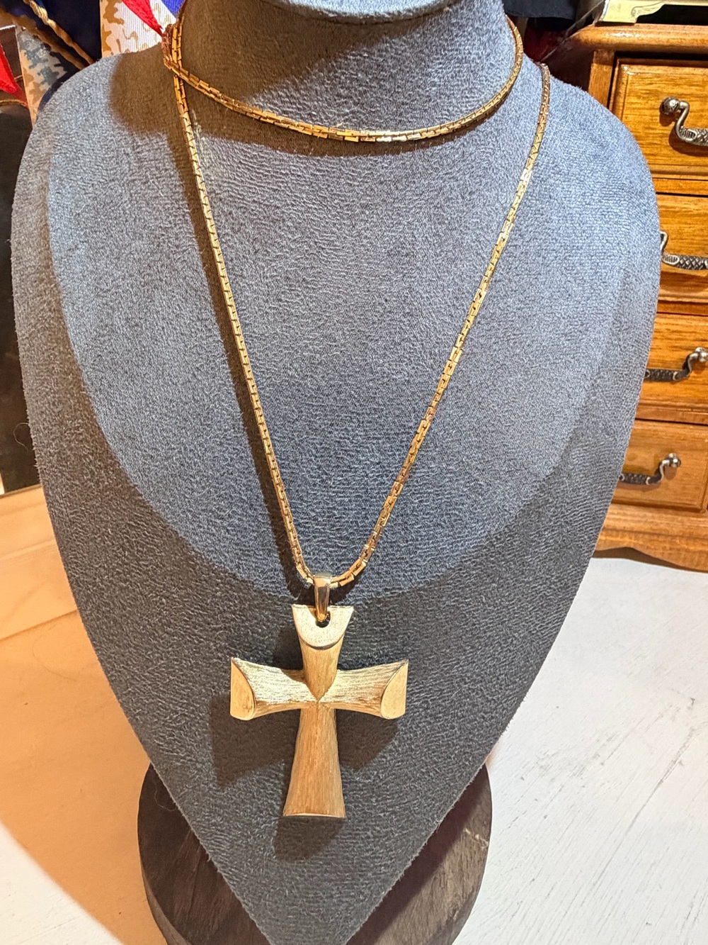 Vintage Avon 1976 Florentine Gold Tone Cross Pendant Necklace